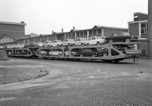 167015 Afbeelding van het vervoer per trein van Fiat's naar de firma Leonard Lang (importeur Fiat) te Amsterdam (bij ...